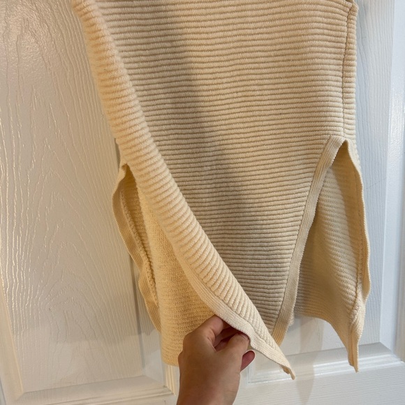Aritzia Ribbed Tank - Picture 6 of 7